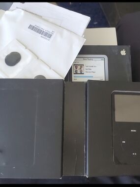Apple iPod 5th Gen 30GB Black (VideApple Black iPod Classic with Black Packaging
